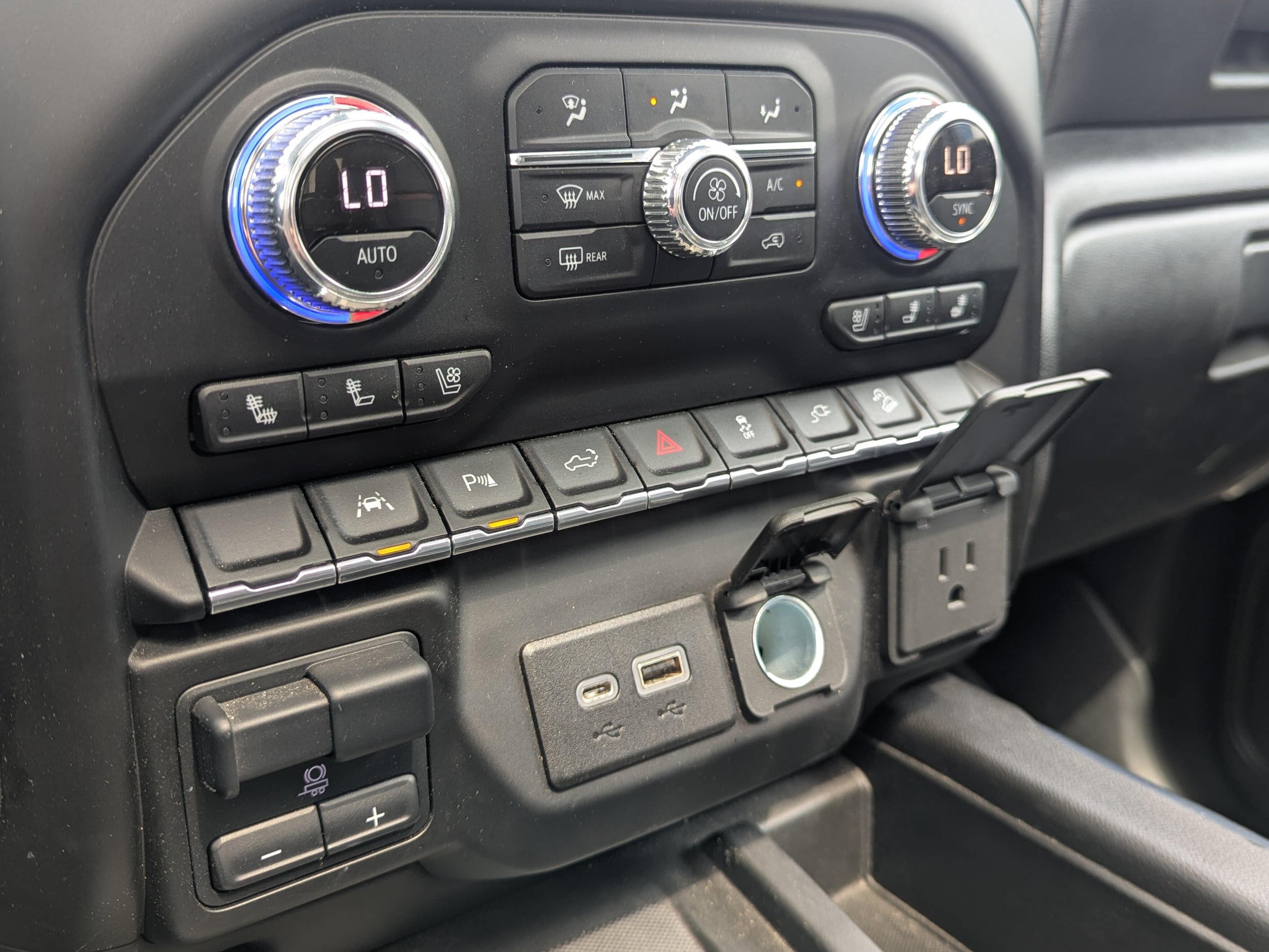 Used 2022 GMC Sierra 1500 AT4 w/ AT4 Premium Package AWD/4WD image 18