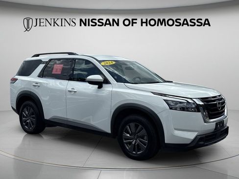 Certified 2024 Nissan Pathfinder SV FWD image 3