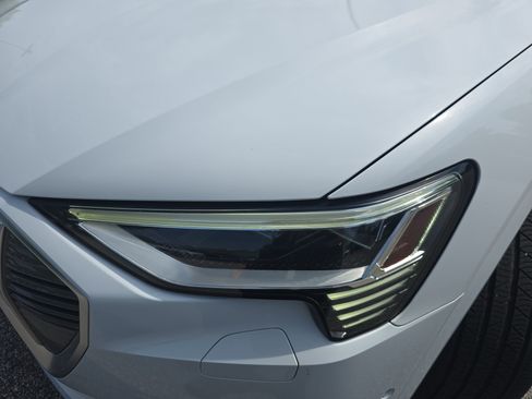 Used 2020 Audi e-tron Premium Plus AWD/4WD image 28