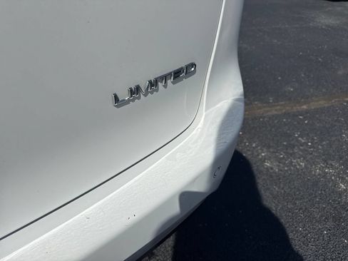 Used 2018 Chrysler Pacifica Limited FWD image 12