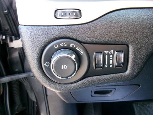 Used 2016 Jeep Cherokee Latitude w/ Cold Weather Group AWD/4WD image 15
