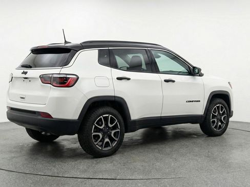 Used 2025 Jeep Compass Trailhawk AWD/4WD image 9