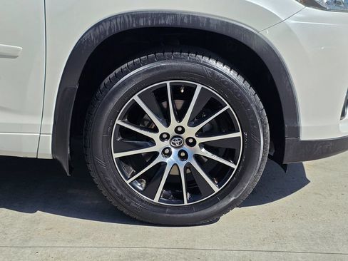 Used 2018 Toyota Highlander SE FWD image 13