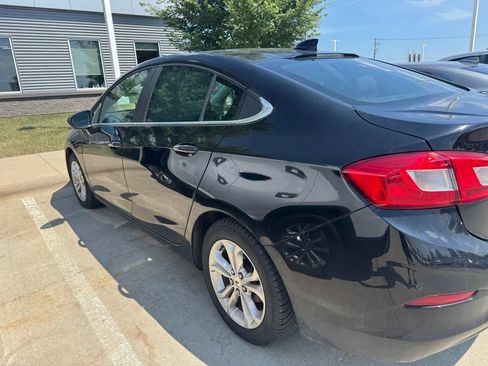 Used 2019 Chevrolet Cruze LT w/ Convenience Package FWD image 4