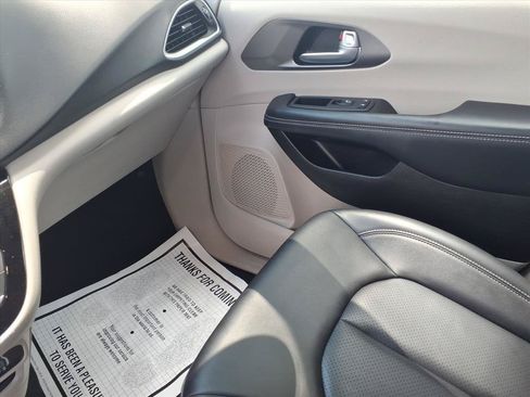 Used 2024 Chrysler Pacifica Touring-L FWD image 22
