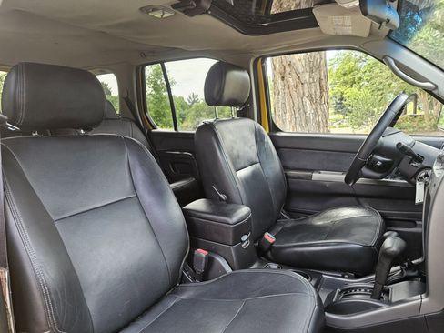 Used 2004 Nissan Xterra SE w/ (LTH) Rugged Leather Pkg AWD/4WD image 38