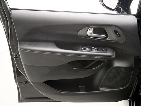 Used 2025 Chrysler Pacifica Select AWD/4WD image 10