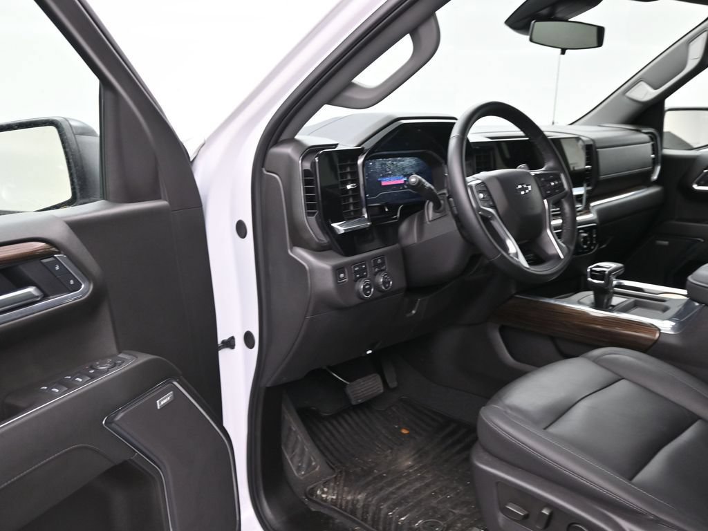 Used 2025 Chevrolet Silverado 1500 LT Trail Boss w/ Convenience Package II AWD/4WD image 10
