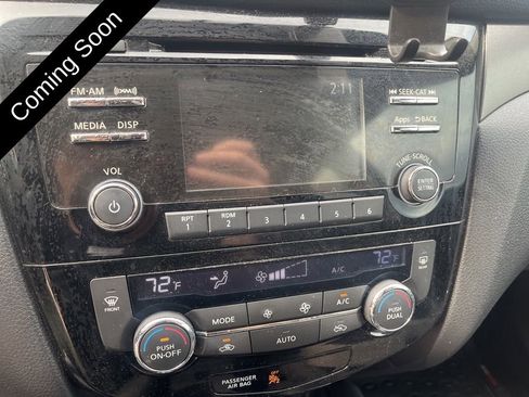 Used 2016 Nissan Rogue SV FWD image 17