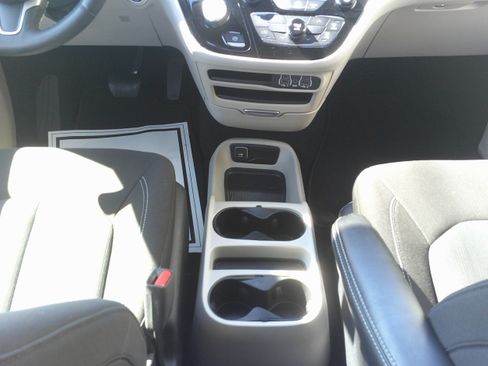 Used 2023 Chrysler Voyager LX FWD image 21