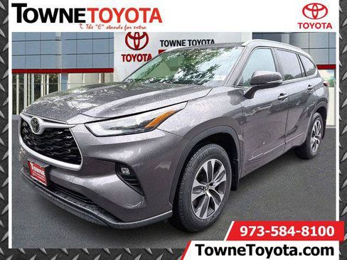 Certified 2024 Toyota Highlander XLE AWD/4WD image 1