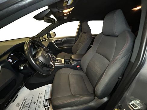 Used 2021 Toyota RAV4 SE image 9