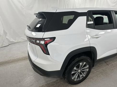 Used 2025 Chevrolet Equinox LT AWD/4WD image 3