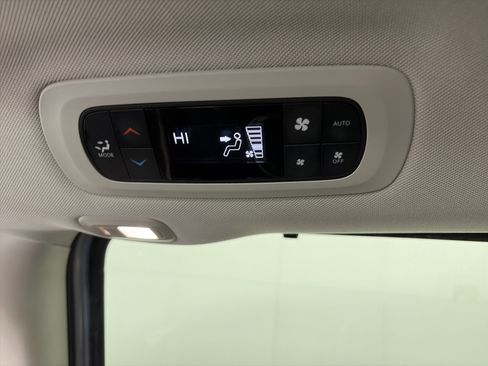 Used 2024 Chrysler Pacifica Limited image 39