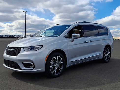 Certified 2024 Chrysler Pacifica Pinnacle w/ Trailer Tow Group image 3