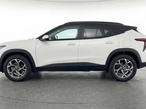 Used 2025 Chevrolet Trax LT w/ LT Convenience Package image 5