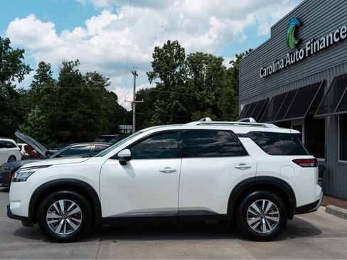 Used 2022 Nissan Pathfinder SL AWD/4WD image 3