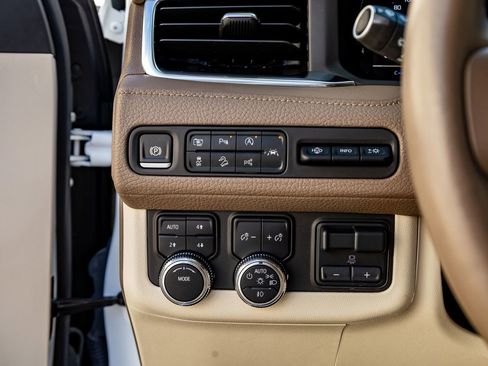 Used 2024 GMC Yukon XL Denali w/ Advanced Technology Package image 21