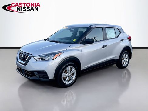 Used 2020 Nissan Kicks S image 3
