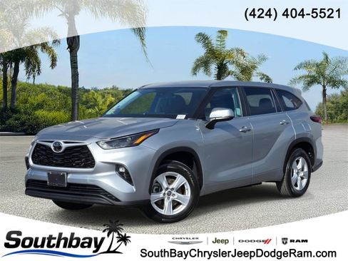 Used 2024 Toyota Highlander LE FWD image 1