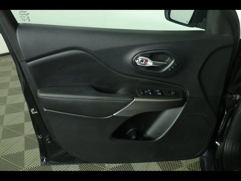 Used 2021 Jeep Cherokee Limited image 23