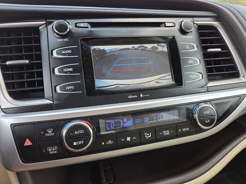 Used 2015 Toyota Highlander Plus FWD image 10