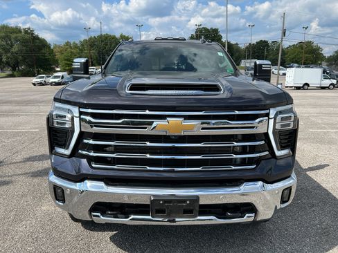 Used 2024 Chevrolet Silverado 2500 LTZ w/ LTZ Convenience Package AWD/4WD image 3