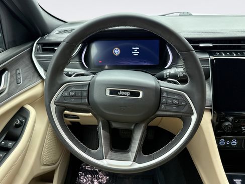 Used 2023 Jeep Grand Cherokee Limited image 12