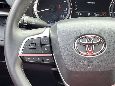 Used 2024 Toyota Highlander XSE FWD image 12