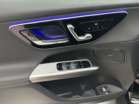 Used 2025 Mercedes-Benz GLC 350e 4MATIC image 11