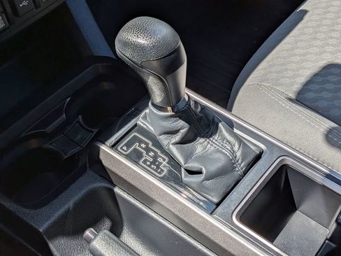 Used 2022 Toyota Tacoma SR5 AWD/4WD image 16