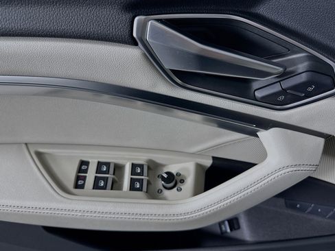 Used 2022 Audi e-tron Premium w/ Convenience Plus Package image 21