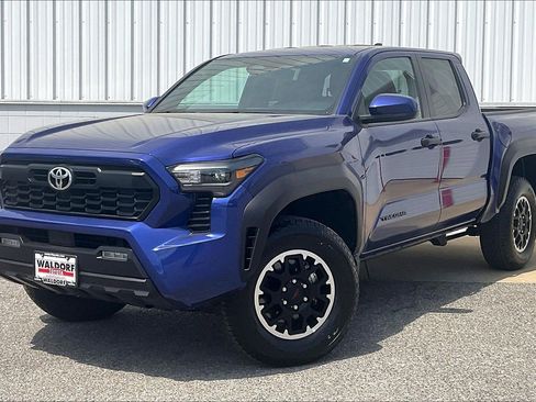Used 2025 Toyota Tacoma TRD Off-Road image 2