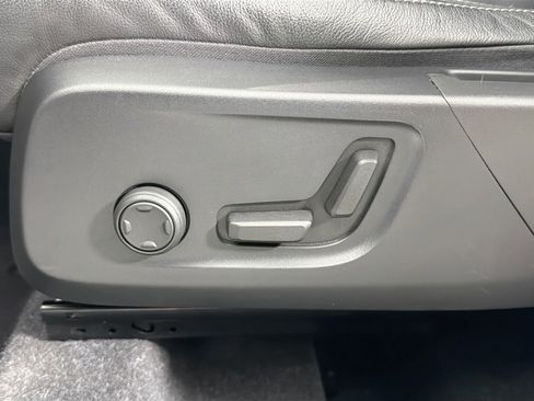 Certified 2023 Volvo XC40 B5 Plus image 19