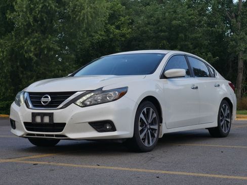 Used 2016 Nissan Altima 2.5 SR w/ LED Appearance Package FWD image 3