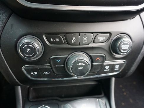 Used 2021 Jeep Cherokee Latitude image 13