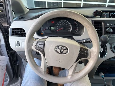 Used 2012 Toyota Sienna LE image 23