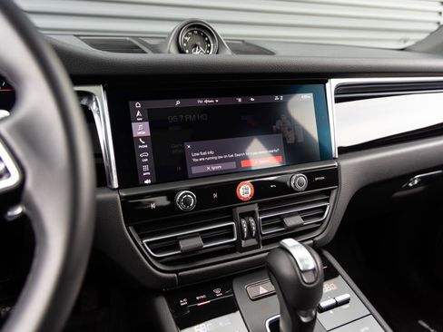 Certified 2025 Porsche Macan AWD/4WD image 15