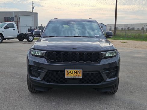 New 2025 Jeep Grand Cherokee Altitude image 8