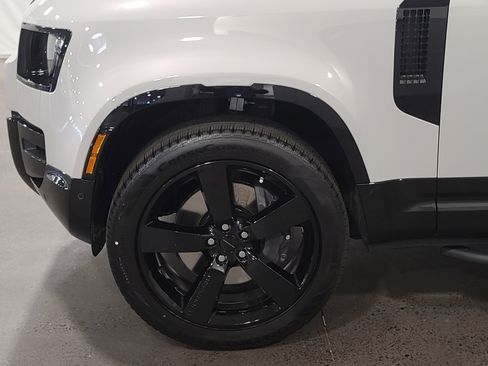 New 2026 Land Rover Defender 110 X-Dynamic SE image 10