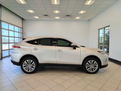 Used 2021 Toyota Venza XLE w/ Carpet Mat Package (TMS) AWD/4WD image 2