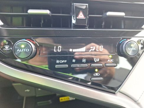 Used 2024 Toyota Camry XLE FWD image 25