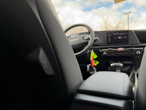 New 2026 Kia Niro LX image 27