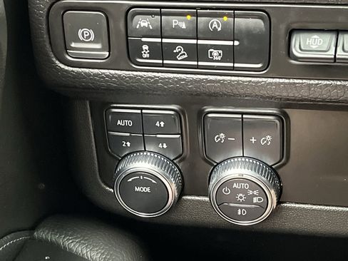 Used 2023 GMC Yukon Denali AWD/4WD image 18