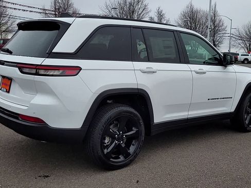 Used 2025 Jeep Grand Cherokee Altitude AWD/4WD image 8