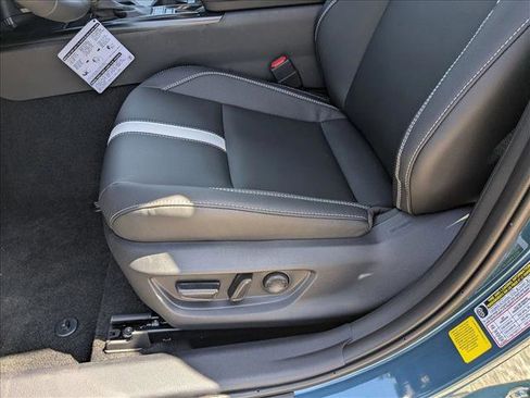 Used 2025 Toyota Camry SE image 4