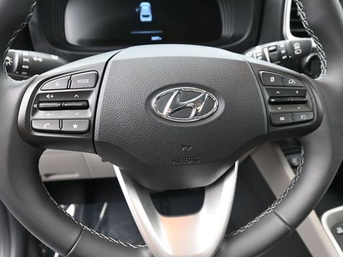 Certified 2025 Hyundai Venue SEL image 20