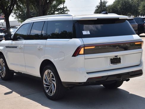 New 2025 Lincoln Navigator Reserve image 9