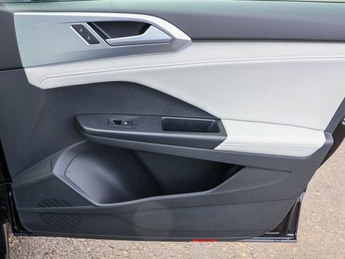 Certified 2025 Volkswagen Taos SE image 39