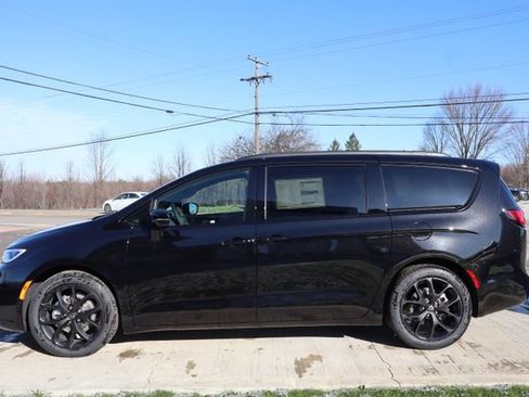New 2026 Chrysler Pacifica Limited FWD image 33